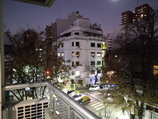 - Vistas a un edificio blanco por la noche en Excelente monoambiente en Palermo en Buenos Aires