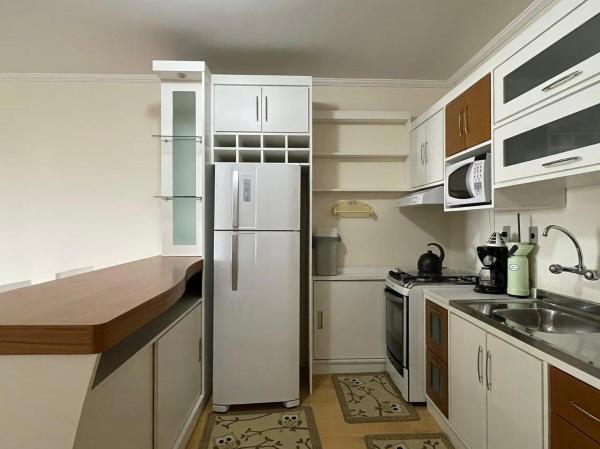 Una cocina o zona de cocina en Apartamento no Centro de Gramado com 1 Dormitório