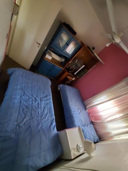 1 dormitorio con 1 cama con sábanas azules y armario en Departamento Cordoba y Urquiza en San Juan