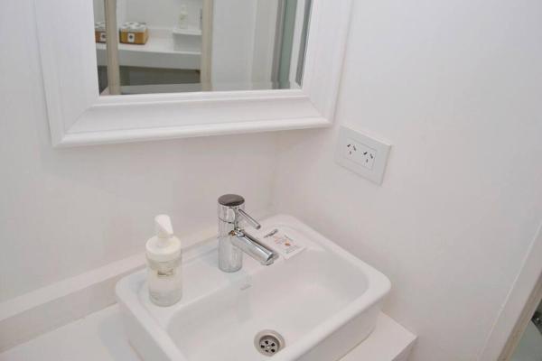 lavabo con espejo y lavabo blanco en Colombres 585 by depptö en Buenos Aires