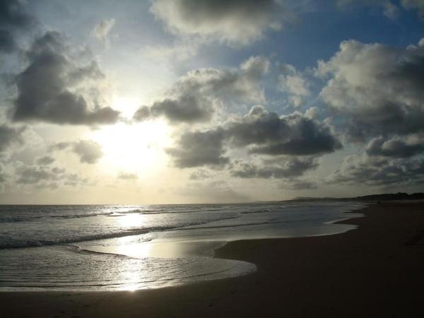 una puesta de sol en una playa con el océano en Loft House - Playa Mansa, en Punta del Este