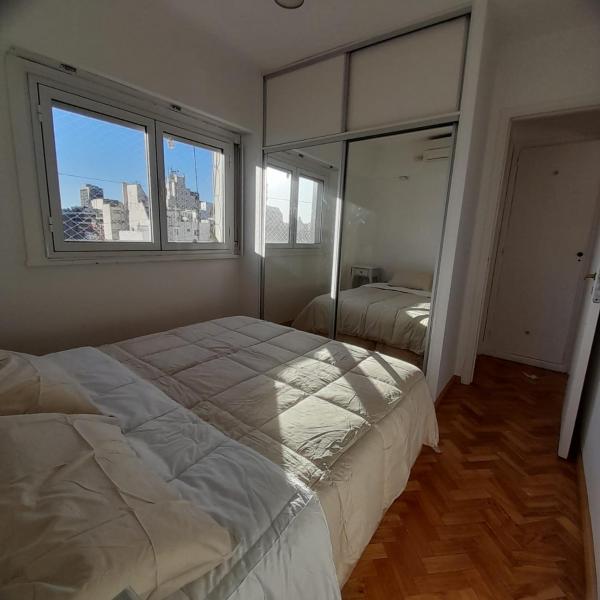 1 dormitorio con cama grande y ventana grande en Departamento impecable 2 ambientes Centro de Buenos Aires en Buenos Aires
