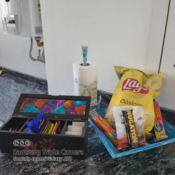 una caja de dulces y una caja de aperitivos en DEPARTAMENTO CASEROS TRES Dormitorios en Salta