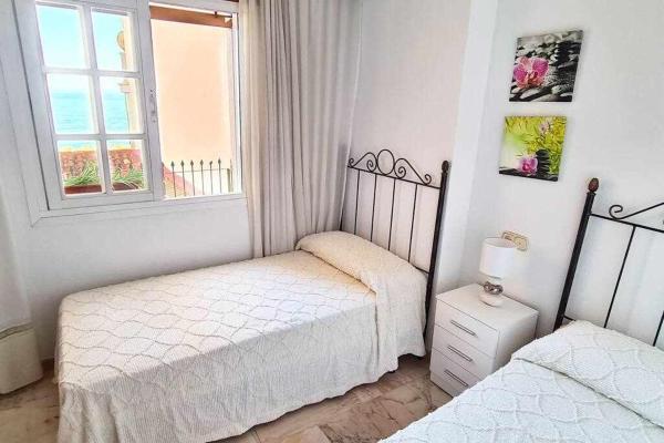 Cama o camas de una habitación en Céntrico apartamento con vistas al mar y terraza a 20m Playa Fuengirola