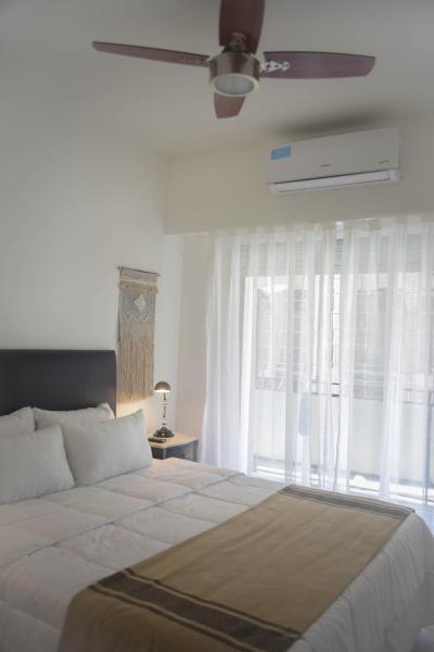 1 dormitorio con 1 cama grande y ventilador de techo en Excepcional ubicación y exquisito diseño en BA en Buenos Aires