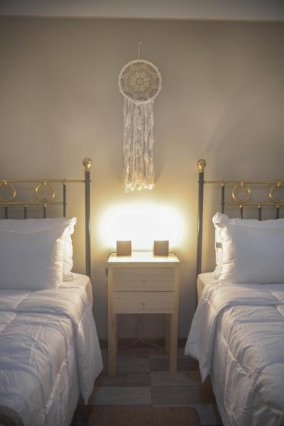 1 dormitorio con 2 camas y mesita de noche con lámpara en Excepcional ubicación y exquisito diseño en BA en Buenos Aires