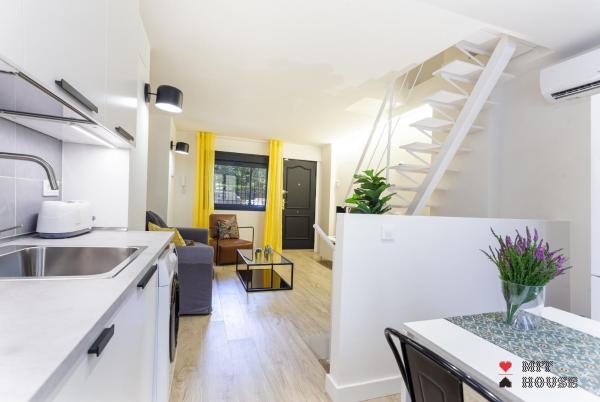 cocina y sala de estar con escalera en MIT House Retiro V en Madrid, en Madrid