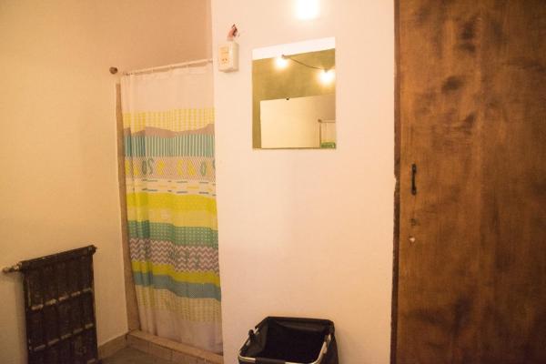 y baño con cortina de ducha y espejo. en Habitación privada en Nuestra Casa del Pueblo en Esquel