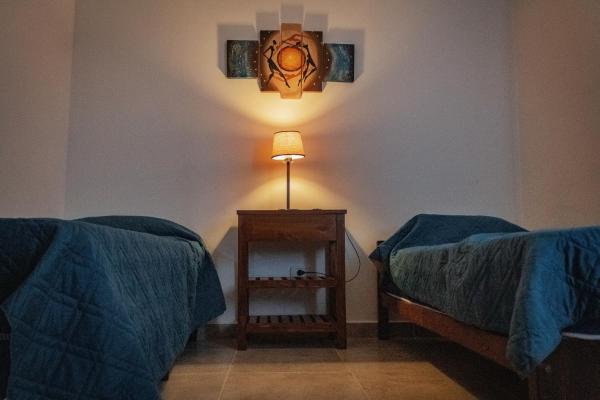 Habitación con 2 camas y mesa con lámpara. en CIELO de Jujuy ll en San Salvador de Jujuy