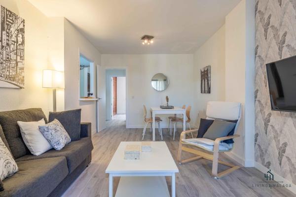 sala de estar con sofá y mesa en Living4Malaga Suite Capuchinos Apartment, en Málaga