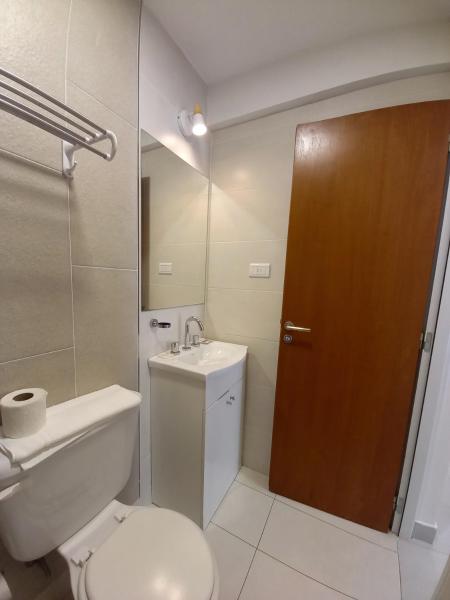 baño con aseo y lavabo y puerta de madera en AltoAndino - Excelente Ubicación - p/4 c/cochera en Salta