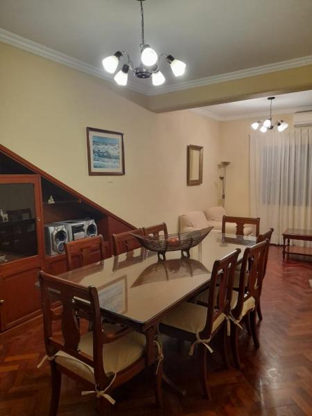 sala de estar con mesa de comedor y sillas en Casa La Linda de la Virrey en Salta