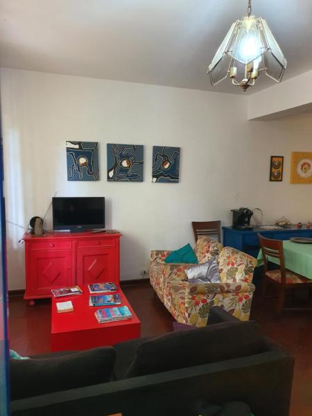 sala de estar con sofá y mesa roja en Aero Hostel perto do Aeroporto Congonhas CGH e do Consulado Americano, en São Paulo