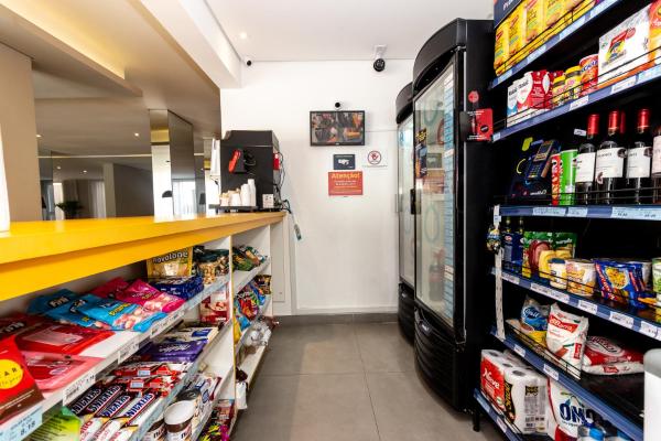 un pasillo de una tienda con comida y bebida en 360 Suítes Perdizes - Apartamentos mobiliados, en São Paulo
