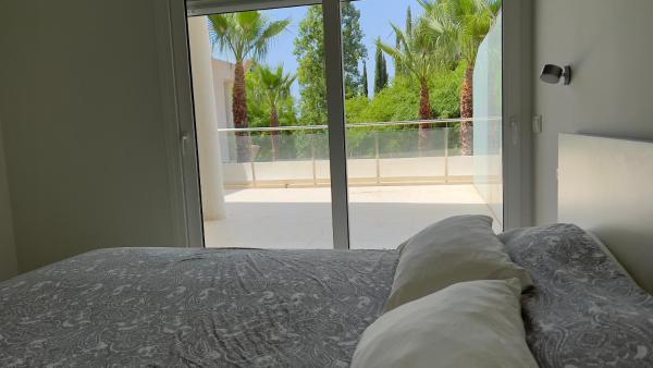 1 dormitorio con cama y vistas a un balcón en Lovely 2-Bedroom Holiday Home Higuerón Area, en Málaga