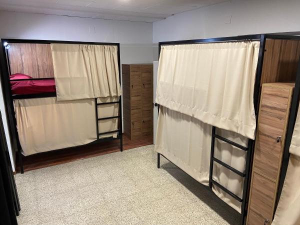Habitación con 2 literas en una habitación en Continental Space, en Málaga