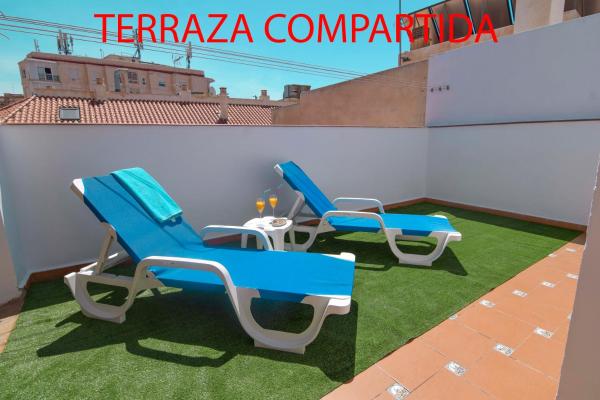 dos sillas azules sentadas en el techo en Letmalaga Popolo, en Málaga