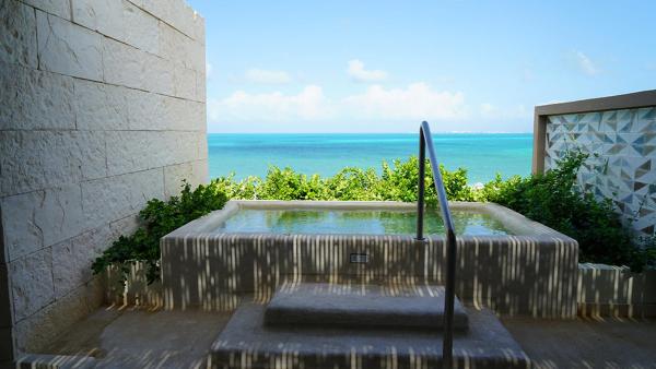 una piscina profunda con vistas al océano en Atelier Playa Mujeres-All Inclusive Resort, en Cancún