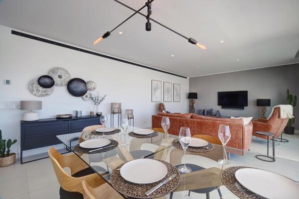 ¡Un restaurante o lugar para comer en Stylish Three Bedroom Apartment @ Higueron West!