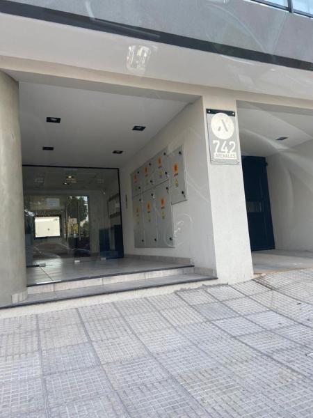 una entrada a un edificio con un cartel en ARENALES 742/403-404 en Salta