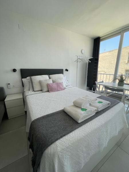 Cama o camas de una habitación en Apartamento con vistas al mar a metros de la playa Carihuela Soleil
