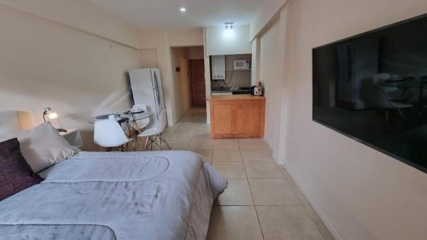 1 dormitorio con 1 cama y Tv LED en La Esquina de Ramayon - Andarlibre en San Martín de los Andes