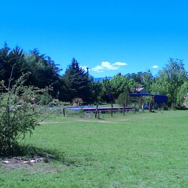 un parque con banco y cenador en Cabanas Parparim, en Mina Clavero