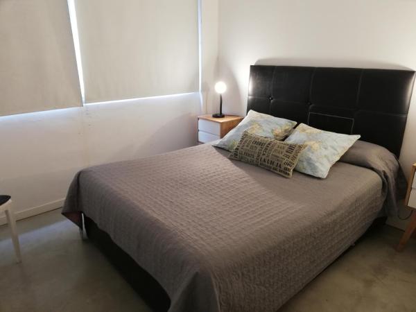 1 dormitorio con 1 cama grande y cabecero negro en Excelente departamento en San Telmo en Buenos Aires
