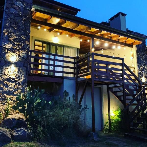 una casa con una terraza con luces. en Terrazas de Piedra, en Santa Rosa de Calamuchita