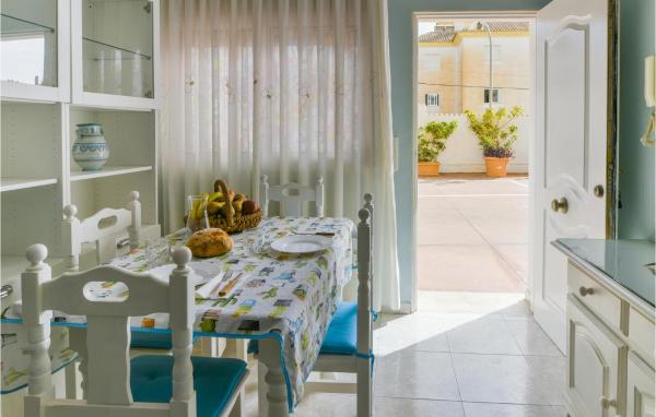 Un restaurante o lugar para comer en Nice apartment en Torremolinos with 2 Bedrooms