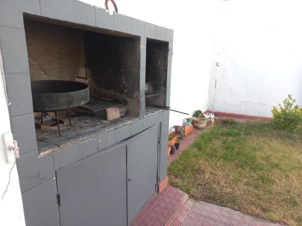 una cocina al aire libre con parrilla en un patio en Habitacion privada en hermosa casa centrica de Ciudad en Mendoza