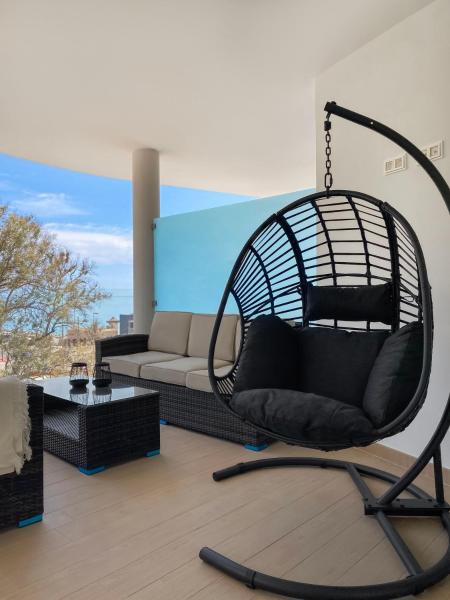 Zona de estar de Apartamento privado con vistas al mar y acceso a jacuzzi y piscina en Fuengirola