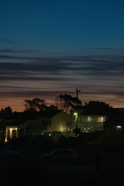 - Vistas nocturnas a un edificio con luz de la calle en Acantilados Surf Ranch en Mar del Plata