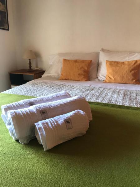 1 dormitorio con 2 camas y toallas. en DEPTO EN VILLA GRAL BELGRANO en Villa General Belgrano