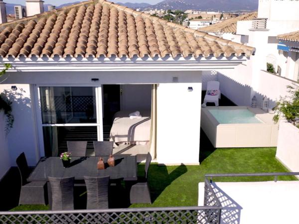 desde el techo de una casa con patio en Romantic, Jacuzzi, Pet-Friendly, Cosy Duplex Penthouse, 2min walk to Marina, en Marbella