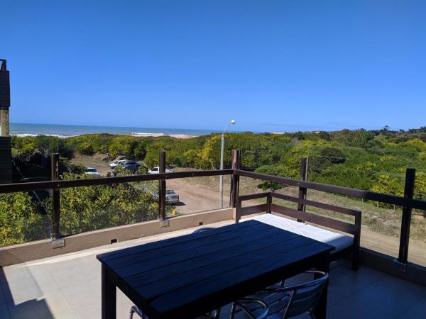 una mesa en un balcón con vistas al océano en Linda Bay 202 en Mar de las Pampas