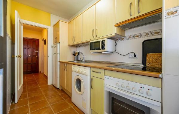 Una cocina o zona de cocina en Fantástico apartamento en Marbella con piscina al aire libre y 2 habitaciones