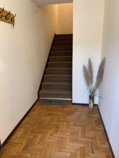 un pasillo con una escalera con una maceta en Departamento con inmejorable ubicación en Mendoza