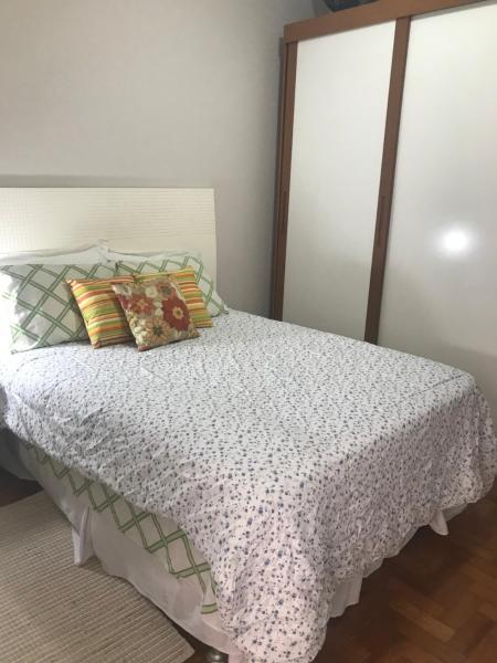 1 dormitorio con 2 almohadas en Incrivel quarto sala Ipanema em frente ao metro - Jangadeiros duas quadras da praia, en Río de Janeiro