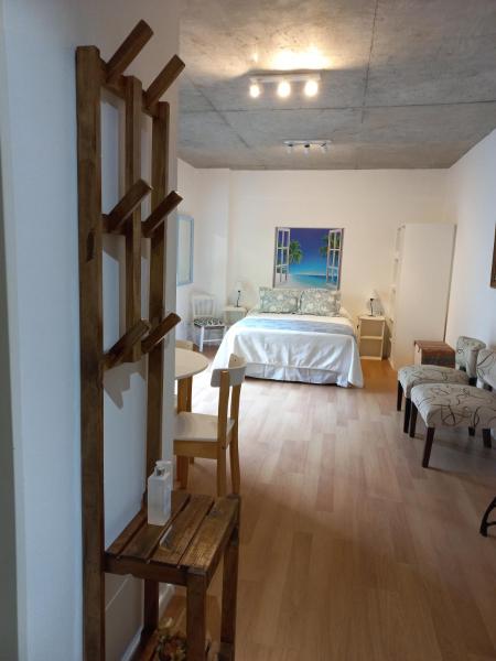1 dormitorio con 1 cama y 1 mesa en una habitación en Grace210 en Buenos Aires
