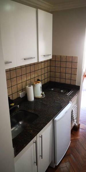 cocina con fregadero y encimera en Hermoso departamento a 30 metros de paseo Balcarce en Salta