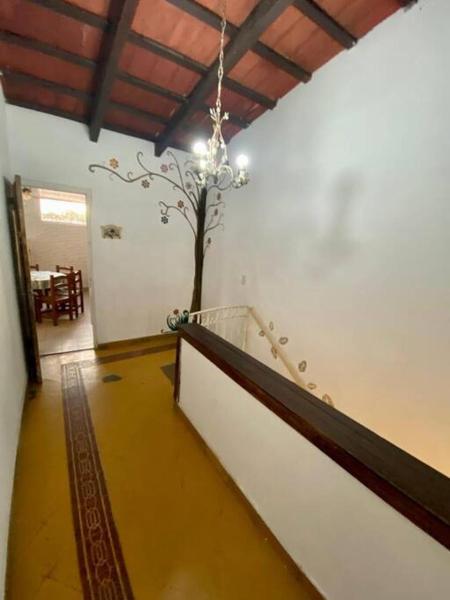 una habitación con una escalera con un árbol en la pared en Colonial Grande - Terraza encantadora pleno centro en Salta