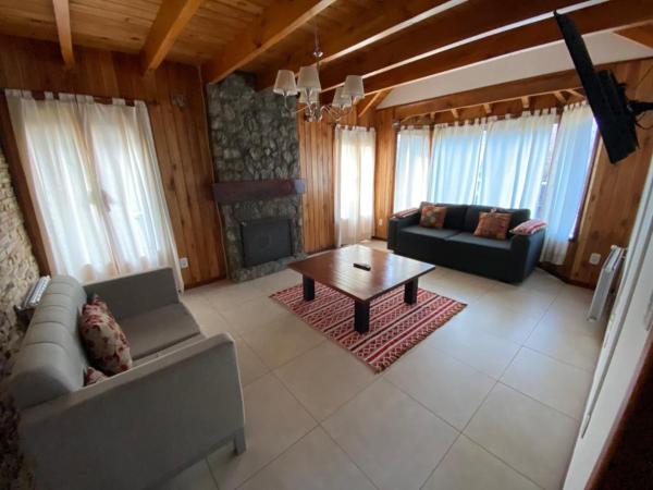 sala de estar con sofá y mesa de centro en Wefko en San Martín de los Andes