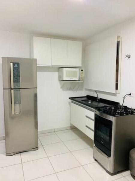 cocina con armarios blancos y refrigerador de acero inoxidable en 2 dormitórios SP - Bairro Tremembé/ Tucuruvi, en São Paulo