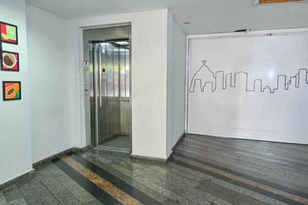 un pasillo con una puerta con una pared con dibujos. en Hotel Vital, Rio de Janeiro, en Río de Janeiro