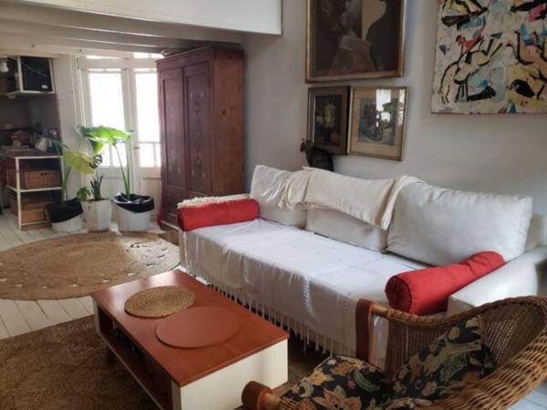 sala de estar con sofá blanco y mesa en Casa San Telmo 13 en Buenos Aires