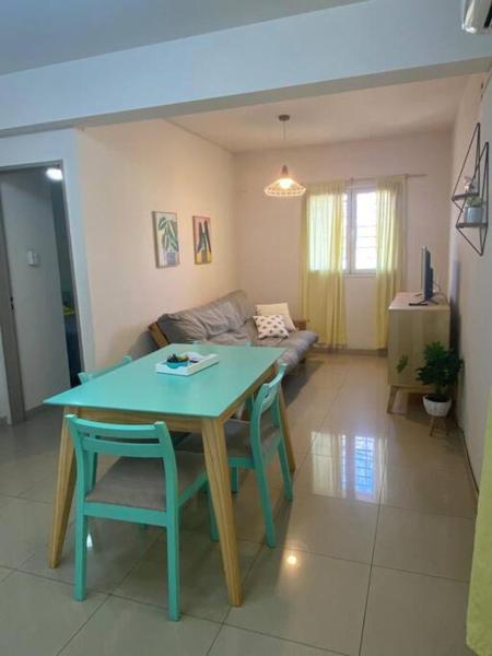 sala de estar con mesa, sillas y sofá en Andino Apartaments Rental Rivadavia en San Juan