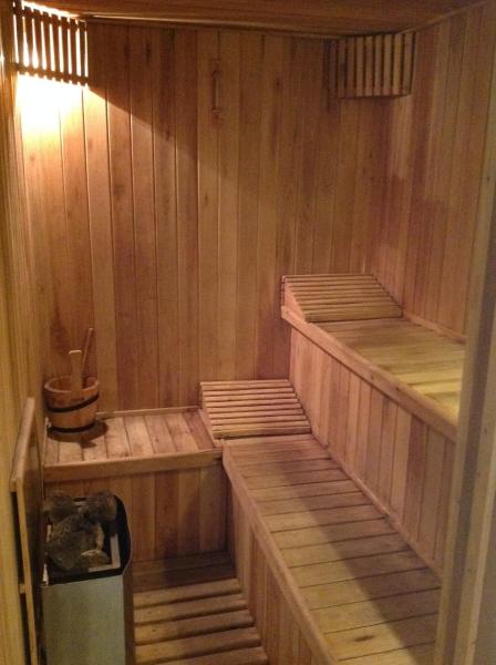 una sauna con 3 literas de madera.  en Olas Apart High Comfort en Villa Gesell