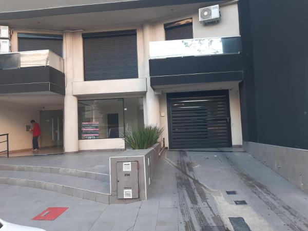 un edificio con una puerta y una persona parada fuera en Departamentos Giovanni en Salta