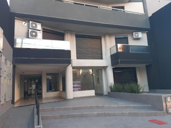 un gran edificio con escaleras delante en Departamentos Giovanni en Salta